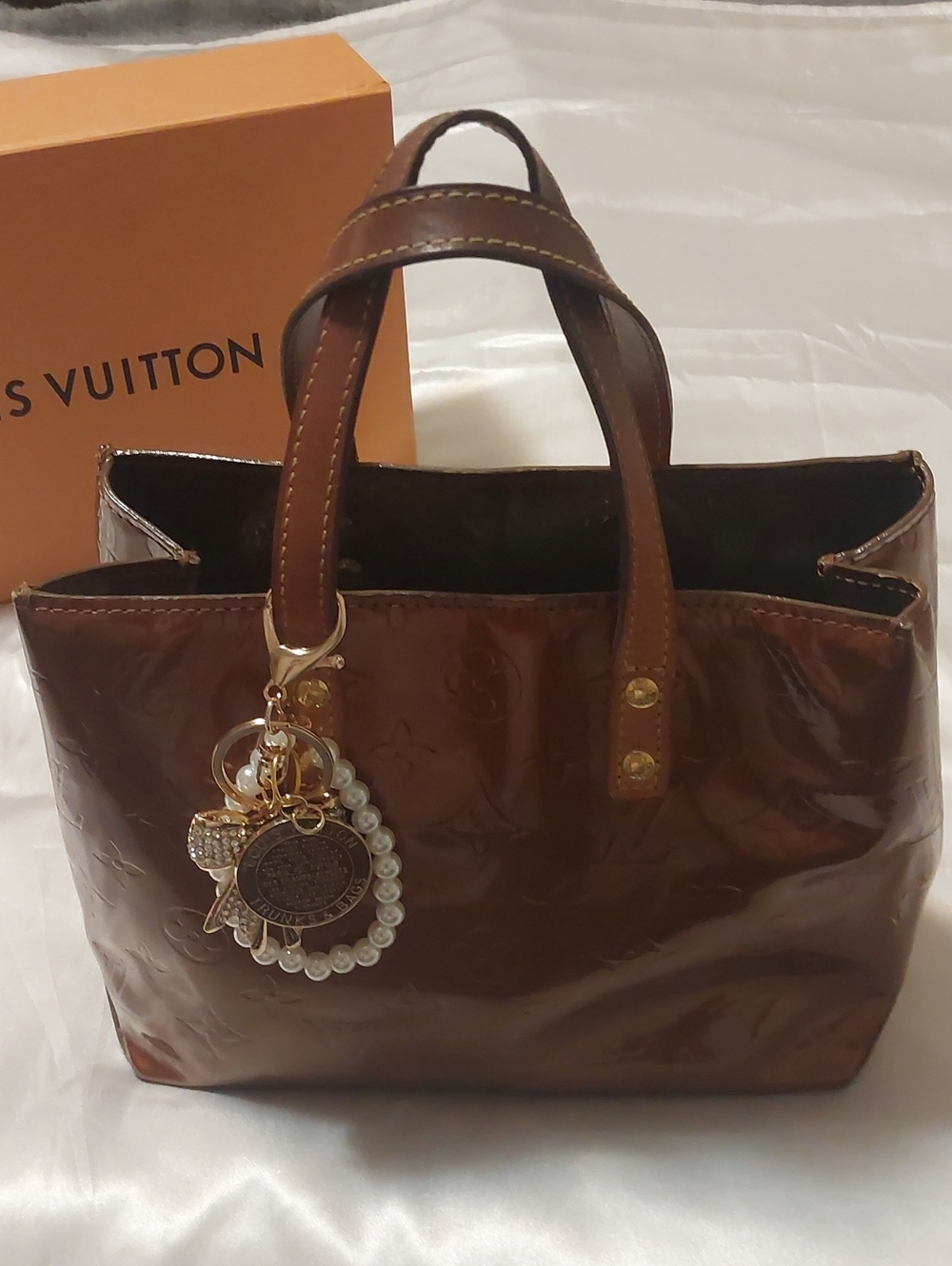 💯% Louis Vuitton Vernis Brown Patent Leather Tote with LV Trunks & Bags Charm🎀